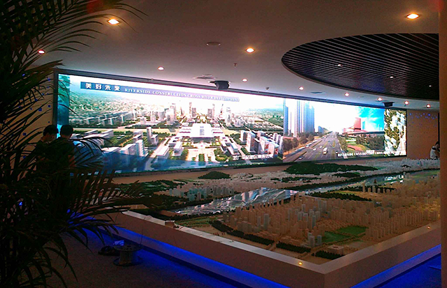 江蘇鹽城汽車商貿(mào)城展館P5室內(nèi)全彩LED顯示屏由上海智彩科技設(shè)計(jì)、安裝