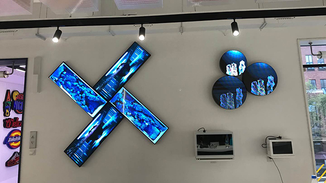 上海某公司展廳P1.667高刷條形LED屏+透明展示柜+P2.5高清LED顯示屏由智彩科技定制、安裝